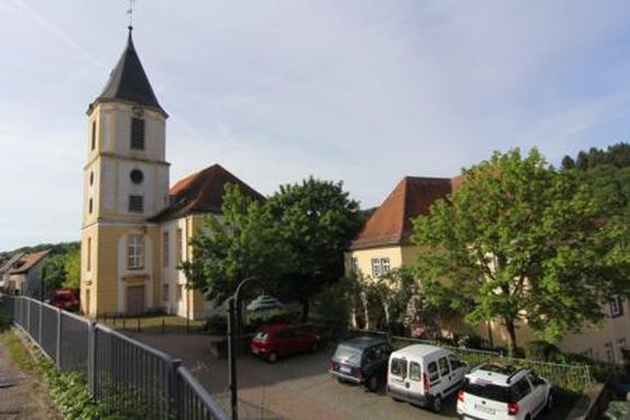 Schwerpunkt des Rundgangs ist die eigentliche historische Ispringer Ortsmitte um die evangelische Kirche.