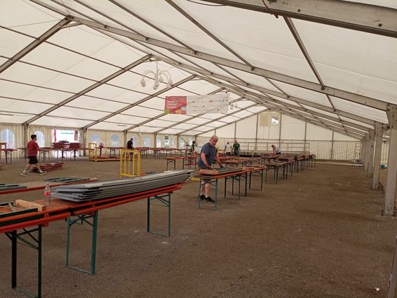 Bilder zum Aufbau des Festzeltes (@Björn Magas)