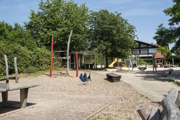 Blick von der Tischtennisplatte über die weitläufige Spielanlage bis zum Spielschiff